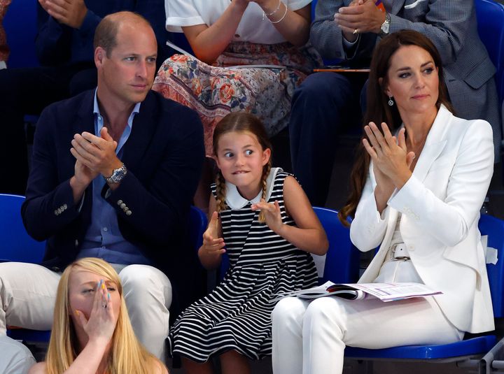 競泳の試合を観戦するウィリアム王子、シャーロット王女、キャサリン妃（8月2日イギリス・バーミンガムで撮影）