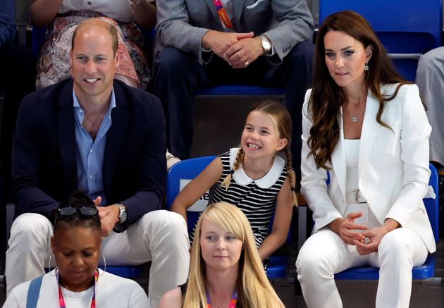 競泳の試合を観戦するウィリアム王子、シャーロット王女、キャサリン妃（8月2日イギリス・バーミンガムで撮影）