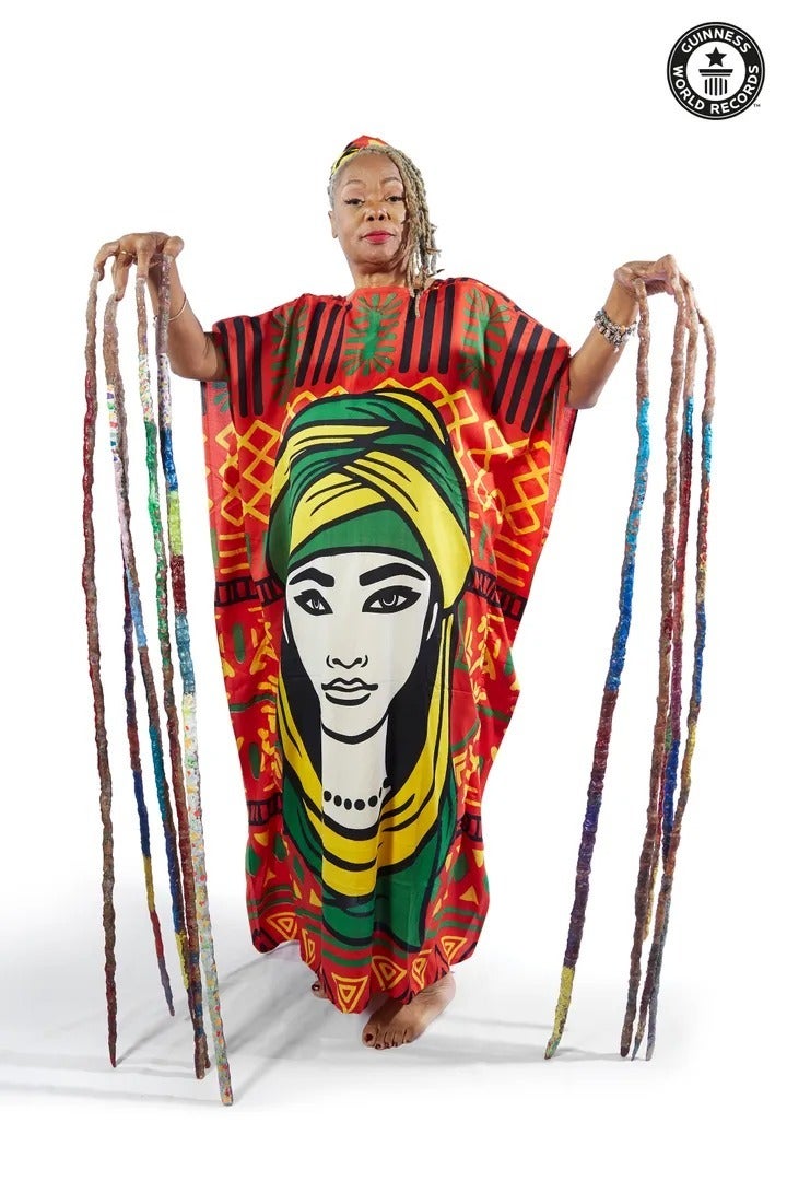 世界一爪の長い女性、切るのをやめたのは悲しい理由からだった