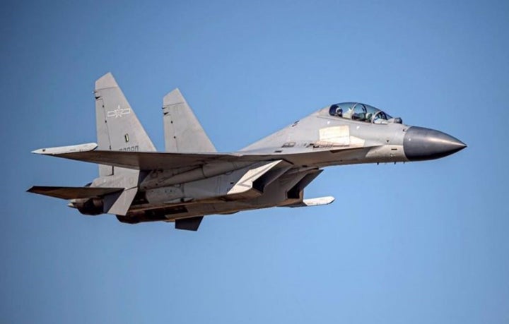 Avión de combate chino J-16.