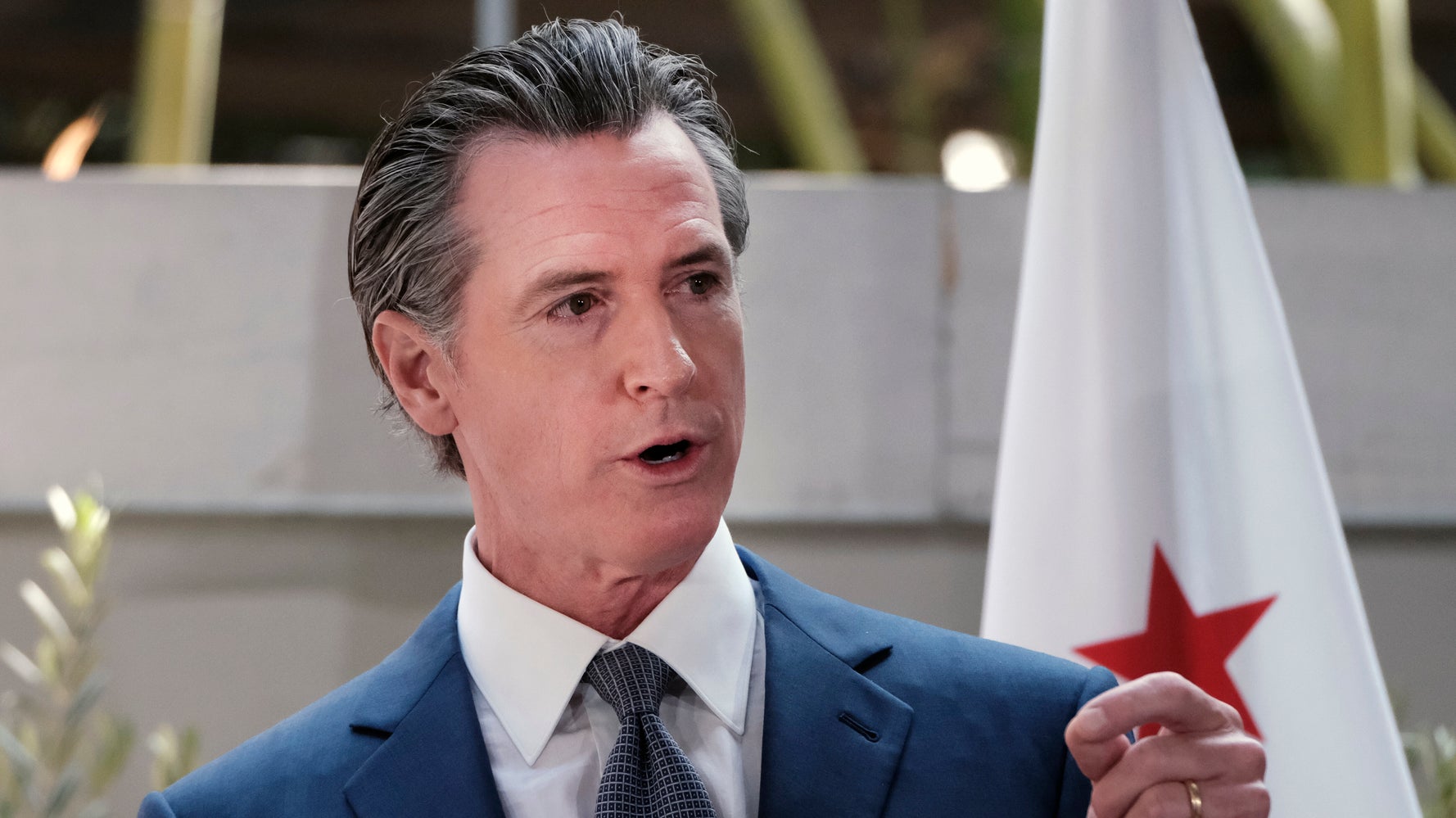 Le gouverneur de Californie, Gavin Newsom, exhorte Hollywood à éviter de tourner dans des États anti-avortement