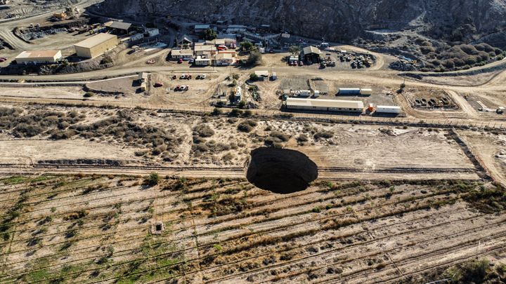 チリのティエラアマリージャ郊外に出現した穴（2022年8月1日撮影）