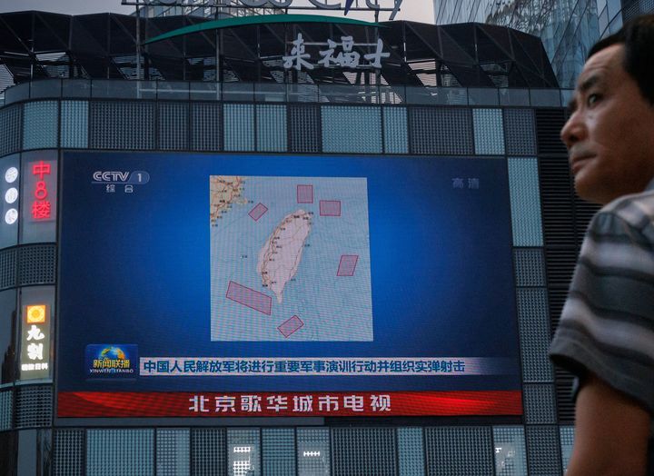 Στην γιγαντοοθόνη εντός εμπορικού κέντρου στο Πεκίνο, προβάλλονται οι περιοχές στις οποίες διεξάγονται οι στρατιωτικές ασκήσεις της Κίνα γύρω από την Ταϊβάν. 