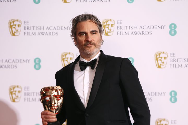 Ο Χοακίν Φίνιξ με το βραβείο του Καλύτερου Ηθοποιού για την ταινία Τζόκερ, στα Bafta Film Awards, στο Λονδίνου, Κυριακή, 2 Φεβρουαρίου 2020.