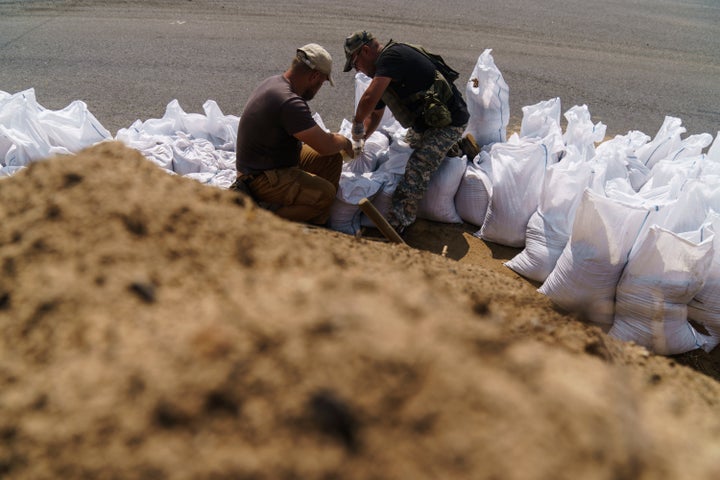 Ukrainian Cities Shelled, Including One Near Nuclear Plant Ukrainian Service Members Pack Sandbags To Be Used As Fortifications In The Donetsk Region, Eastern Ukraine, On Aug. 3, 2022.