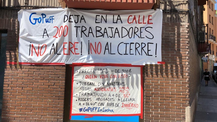 El cartel que los trabajadores han desplegado en una de las tiendas de la empresa.