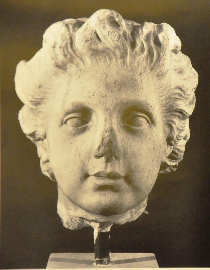 Η μαρμάρινη κεφαλή παιδιού (αρ. κατ. ΕΑΜ Γ 3616) από το Μουσείο της Ευαγγελικής Σχολής Σμύρνης. 