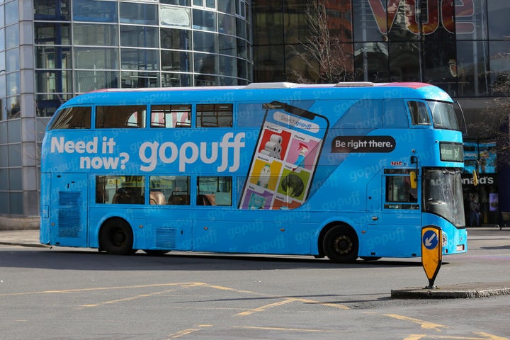 Un autobús de dos plantas promociona Gopuff por las calles de Londres en febrero.