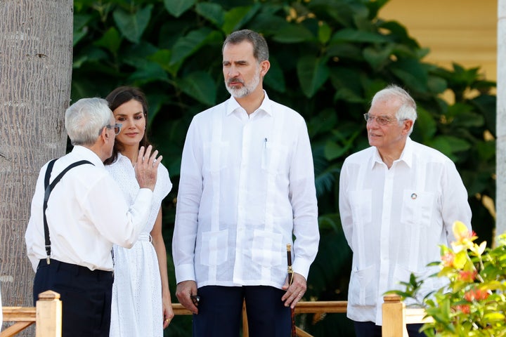 Letizia, Felipe VI y Josep Borrell, ambos con guayabera, durante su viaje oficial a Cuba en 2019.