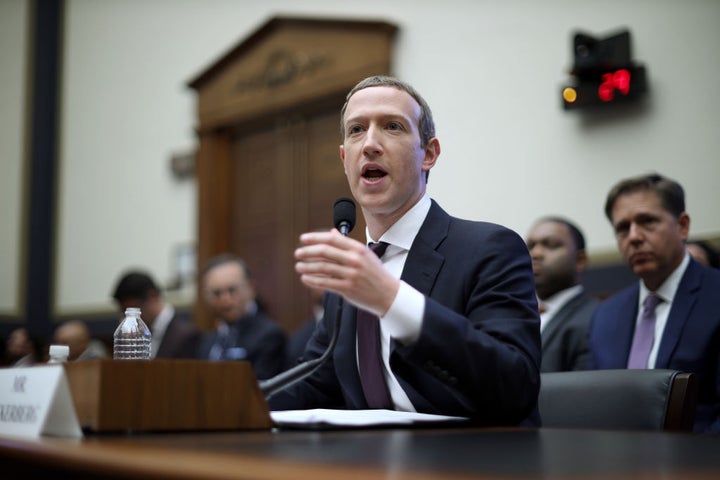Mark Zuckerberg testifica ante el Congreso de Estados Unidos por el escándalo de Cambridge Analytica en 2018.