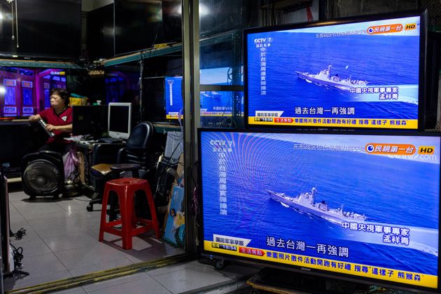 4 Αυγούστου 2022 Ταϊβάν Ειδήσεις στην τηλεόραση σχετικά με τις στρατιωτικές ασκήσεις που πραγματοποιεί η Κίνα δίπλα στην Ταϊβάν αμέσως μετά την επίσκεψη της Πελόζι στην περιοχή.