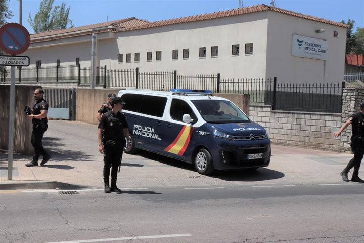 Un furgón policial trasladada desde los juzgados de Cáceres al centro penitenciario de esta ciudad a los dos detenidos por el robo de 45 botellas en el hotel-restaurante Atrio.