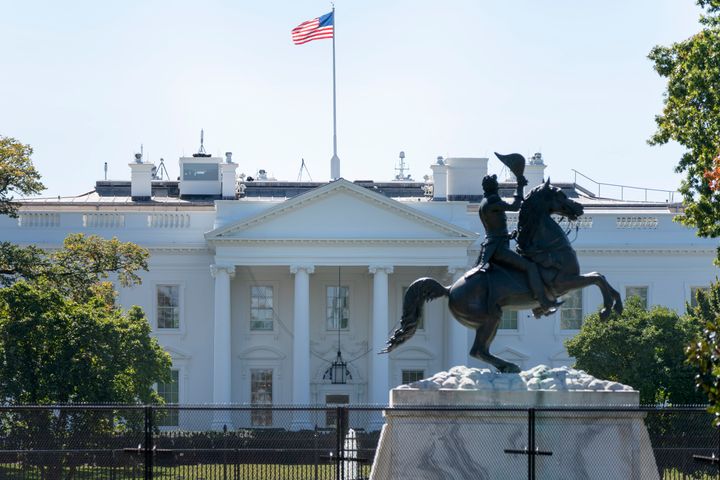 ホワイトハウスの前のラファイエット広場に立つアンドリュー・ジャクソンの銅像 