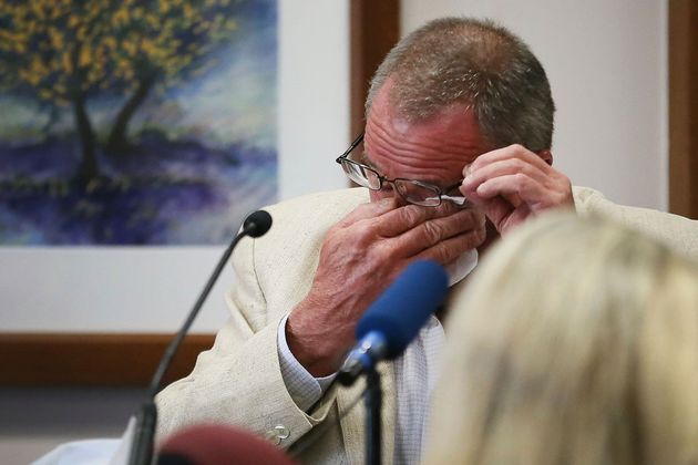 法廷で涙を拭うジェシーさんの父親、ニール・ヘスリンさん（2022年8月2日）
