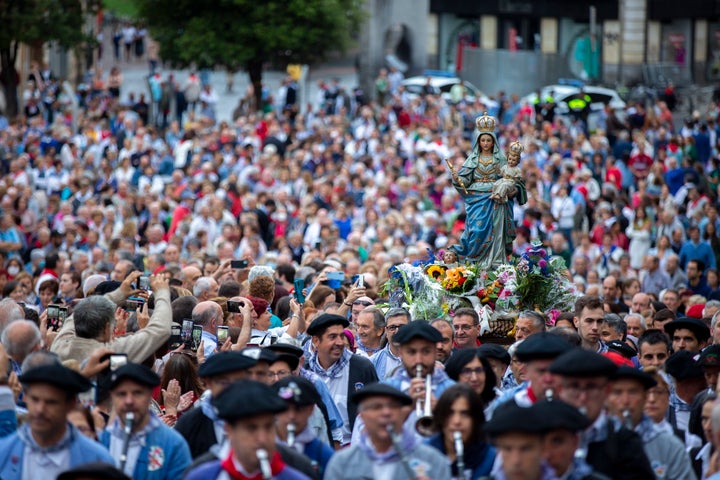 Miles de fieles participan en la procesión del Rosario de la Aurora al amanecer de este viernes, día grande de las fiestas de La Blanca de Vitoria, que comenzaron ayer con la bajada de Celedón, después de dos años sin celebrarse debido a la pandemia.