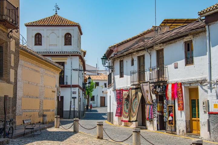 Calle en el centro histórico de Albaicín, Granada.