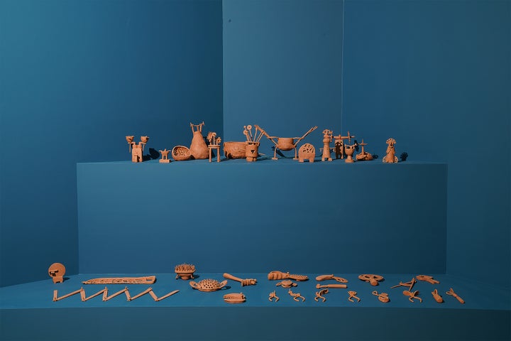 Ναταλία Μαντά, Memorial Tools, 2019 (installation view), 41 γλυπτά, πηλός, μεταβλητές διαστάσεις