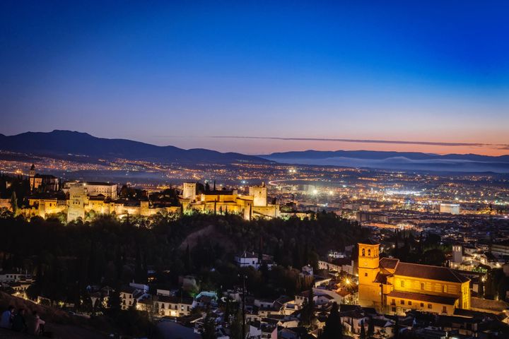Vista nocturna de la ciudad de Granada.