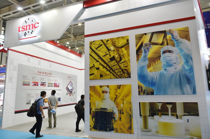 Visitantes del stand de TSMC en una feria de tecnología en Nanjing, China, el pasado febrero.