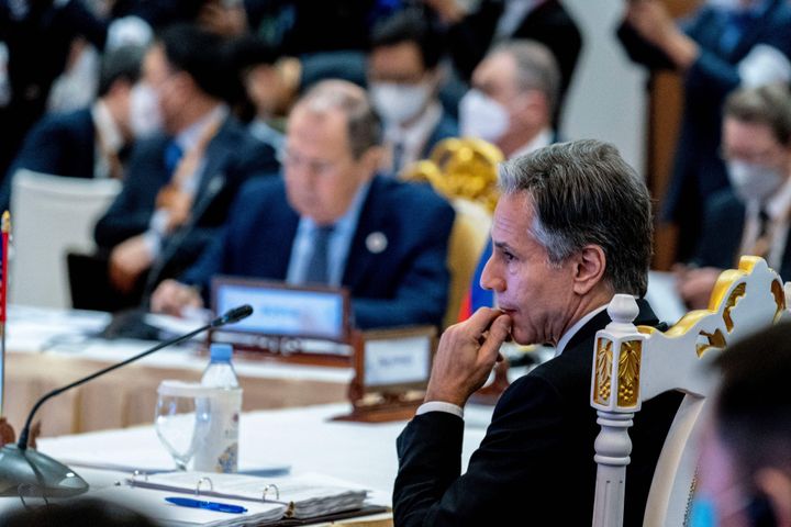 يحضر وزير الخارجية الروسي سيرجي لافروف (وسط) ووزير الخارجية الأمريكي أنتوني بلينكين (يمين) اجتماع وزراء خارجية قمة شرق آسيا خلال الاجتماع الخامس والخمسين لوزراء خارجية الآسيان في بنوم بنه في 5 أغسطس 2022.