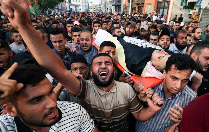 Cientos de palestinos cargan el cuerpo sin vida del número dos de la YIP.