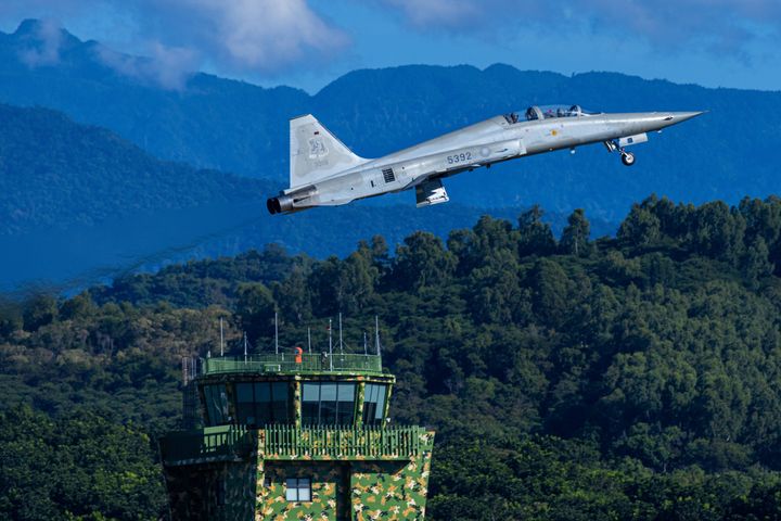 Απογείωση αεροσκάφους F5 της Ταϊβάν από την στρατιωτική βάση στο Ταϊτούνγκ (6 Αυγούστου 2022) 