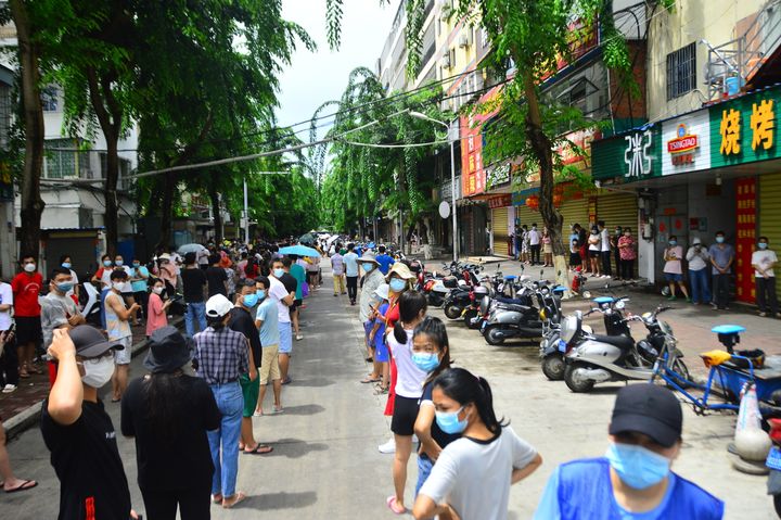 Ατελείωτες ουρές στους δρόμους της Χαϊνάν για τεστ (6 Αυγούστου 2022)