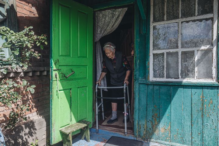 Απομάκρυνση ηλικιωμένης γυναίκας από το σπίτι της στο Μπακμούτ της Ουκρανίας (6 Αυγούστου 2022) 