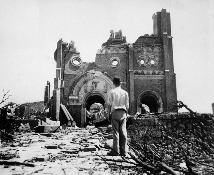 原爆で破壊された浦上天主堂。1945年9月13日撮影 (AP Photo/ACME/Stanley Troutman)