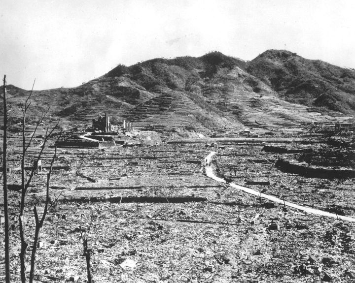 1945年、原爆投下で焼け野原になった浦上地区の左奥に残った浦上天主堂の遺構