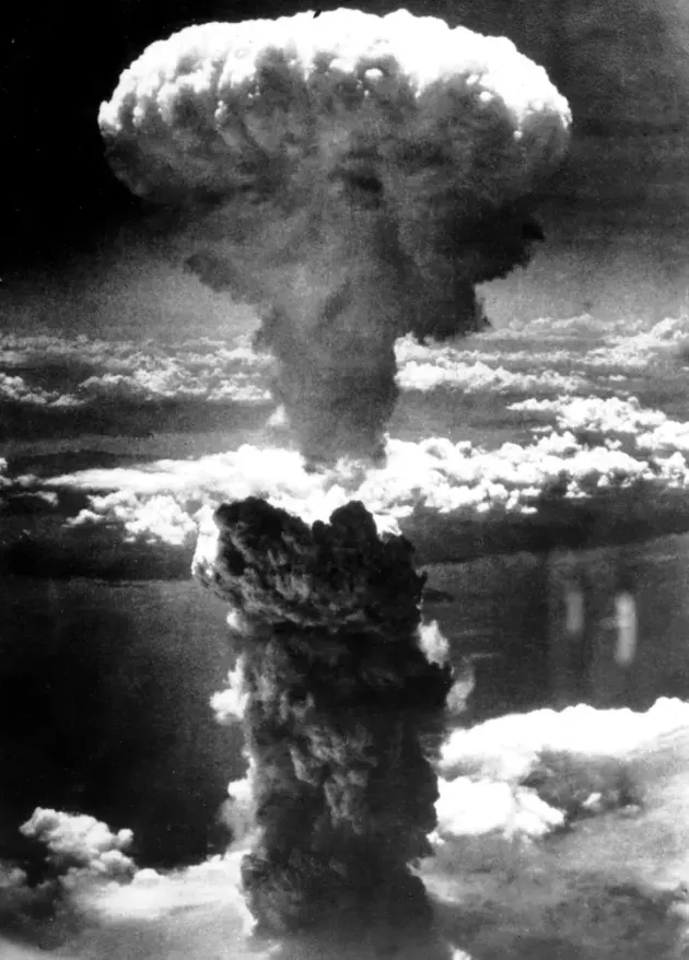長崎市への原子爆弾投下に伴って発生したキノコ雲。米軍の爆撃機B29から撮影された。