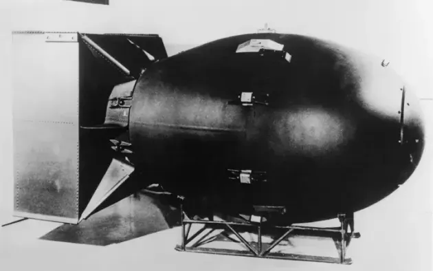 長崎に投下された原子爆弾「ファットマン」。直径1.52メートル、長さ3.25メートル。重さ4.5トンのプルトニウム爆弾だった。
