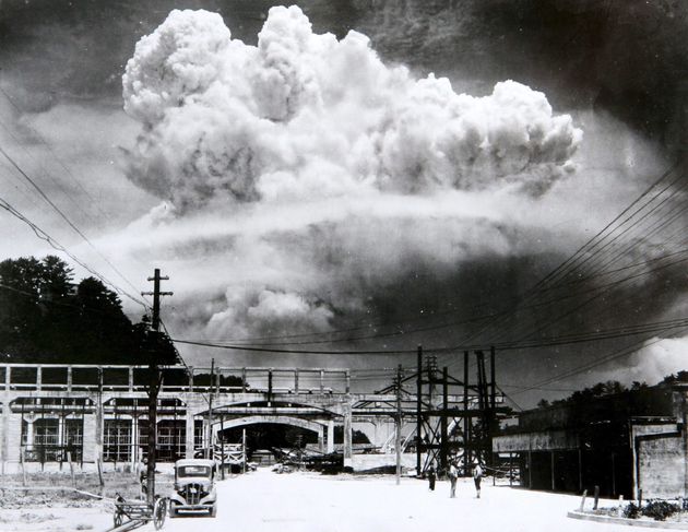 原爆投下から15分後に、爆心地から9.4キロ離れた旧香焼村の造船所から撮影された巨大な雲（松田弘道氏撮影）