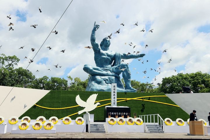 「長崎原爆犠牲者慰霊平和祈念式典」で長崎平和宣言の後に放たれたハト＝2021年8月9日、長崎市