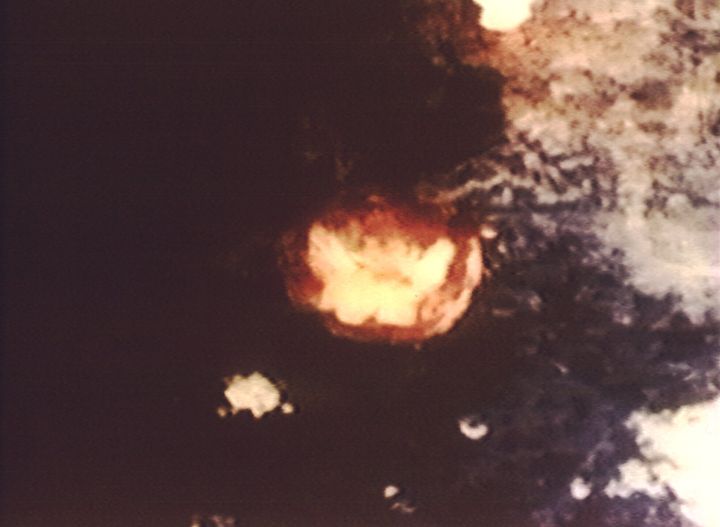 長崎市内にある浦上天主堂上空でさく裂した原子爆弾（1945年8月9日撮影）。アメリカ・ワシントンの米国立公文書館と海軍歴史センターで発見された約600点の太平洋戦争当時の写真のうちの1枚［米国立公文書館提供］