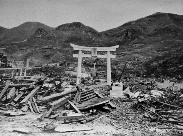 被爆にも耐え完全な形で残ったものの、喪失してしまった山王神社の一の鳥居。同鳥居の後方にある、半壊し現在も残る被爆鳥居（1945年秋に撮影）
