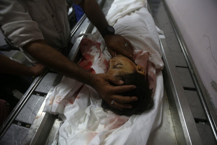 Uno de los menores muertos por ataques de Israel en esta ofensiva, en la morgue de Gaza.