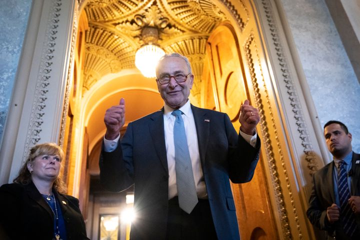 「インフレ抑制法案」が可決され、親指を上げて上院会議場を出る民主党のチャック・シューマー上院院内総務