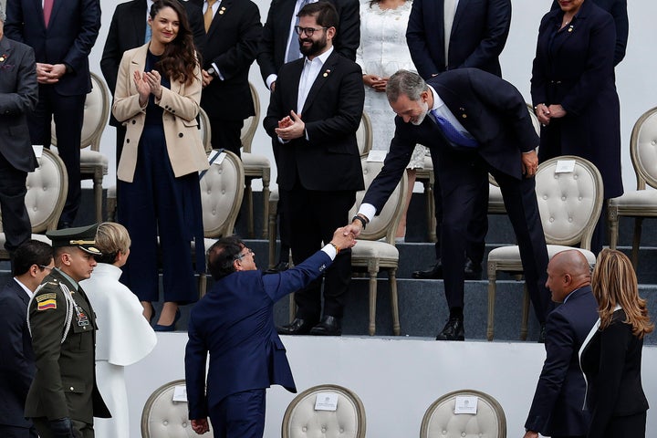 El presidente de Colombia, Gustavo Petro, saluda al rey de España, Felipe VI, durante la ceremonia de investidura en la Plaza Bolívar de Bogotá (Colombia).