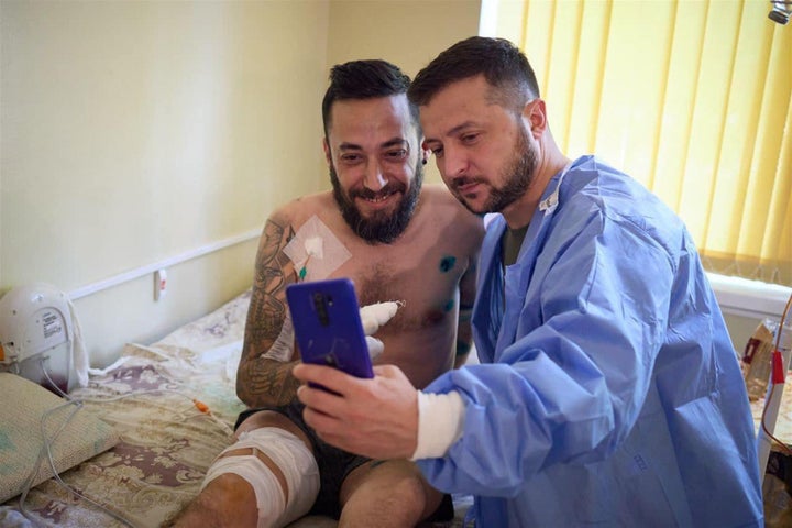 Juan se toma un selfie con Volodimir Zelenski, durante su visita al hospital donde está ingresado.