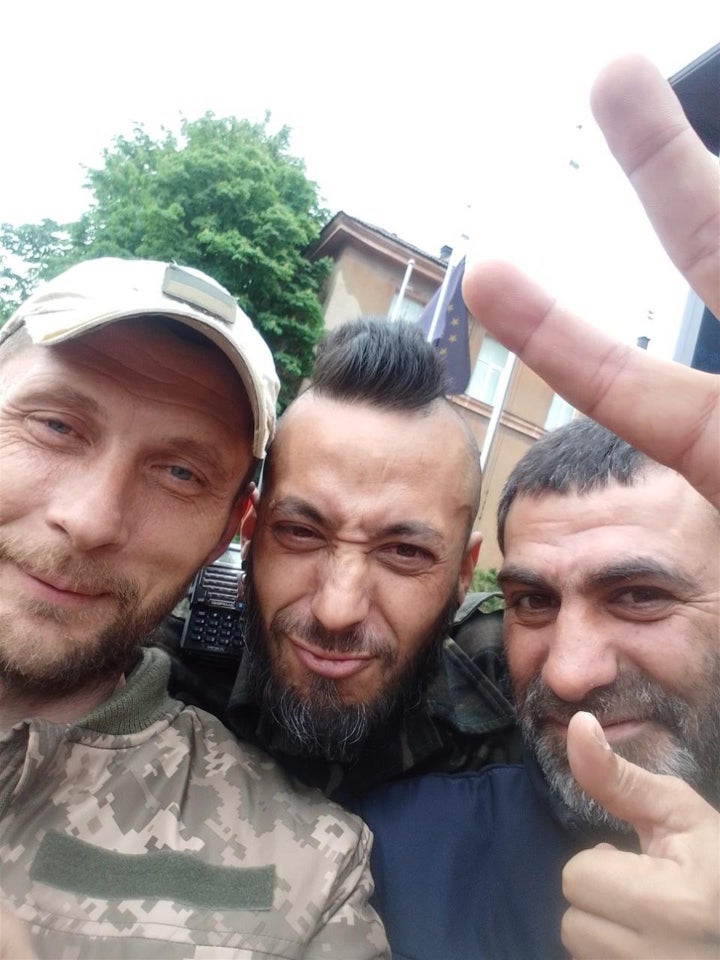 Juan se fotografía junto a soldados de Arei, antes de ser herido durante el conflicto.