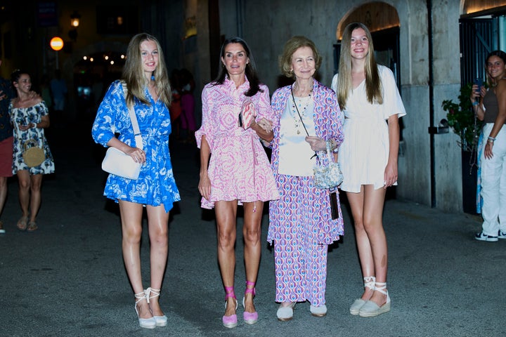 La reina Letizia junto a la princesa Leonor, la infanta Sofía y la reina Sofía tras cenar este domingo en Palma.