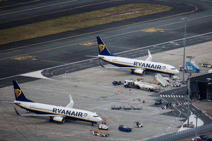 Imagen de archivo de dos aviones de Ryanair.