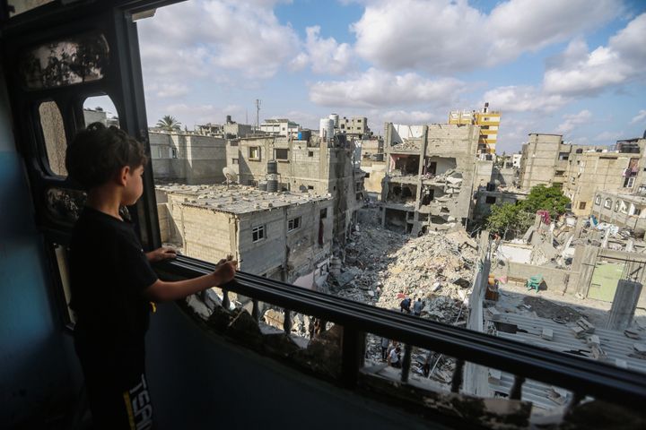 Un niño mira desde su balcón los daños de los bombardeos de Israel en Rafah, al sur de la Franja de Gaza. 