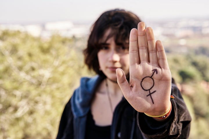 Imagen de una joven enseñando la palma de su mano, simbolizando el deseo de igualdad.