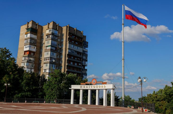 H ρωσικη σημαία υψωμένη στο κέντρο της Μελιτόπολης στην Ζαπορίζια, 8 Αυγούστου 2022. 