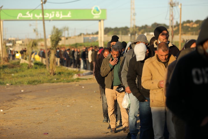Un grupo de palestinos hace cola ante el paso de Erez de Gaza con Israel, tratando de salir para trabajar, el pasado marzo.