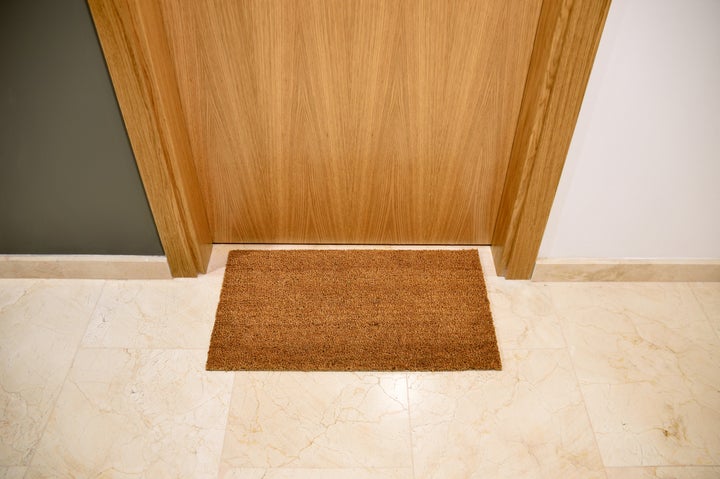 Una puerta de un domicilio.