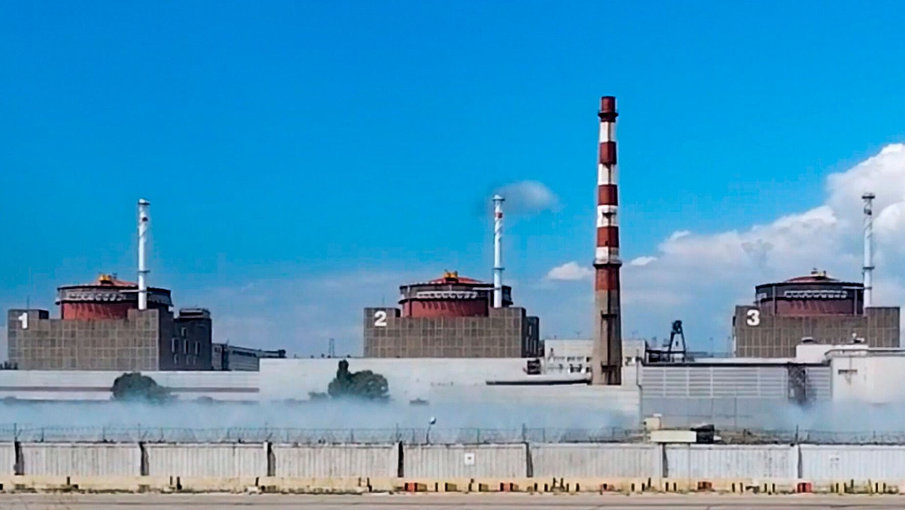 Les craintes d’un incident nucléaire grandissent alors que des obus frappent une usine qui éclipse Tchernobyl
