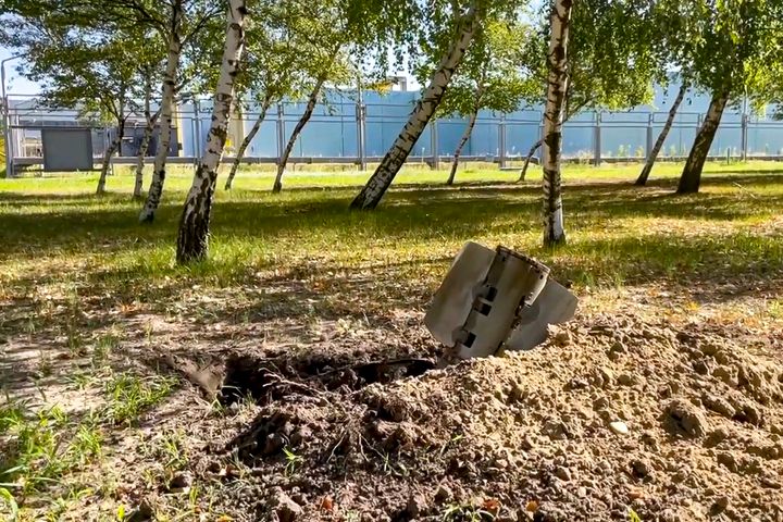 Un fragment de roquette après un bombardement est aperçu près de la centrale nucléaire de Zaporizhzhia dans un territoire sous contrôle militaire russe, dans le sud-est de l'Ukraine, le dimanche 7 août 2022. (Service de presse du ministère russe de la Défense via AP)